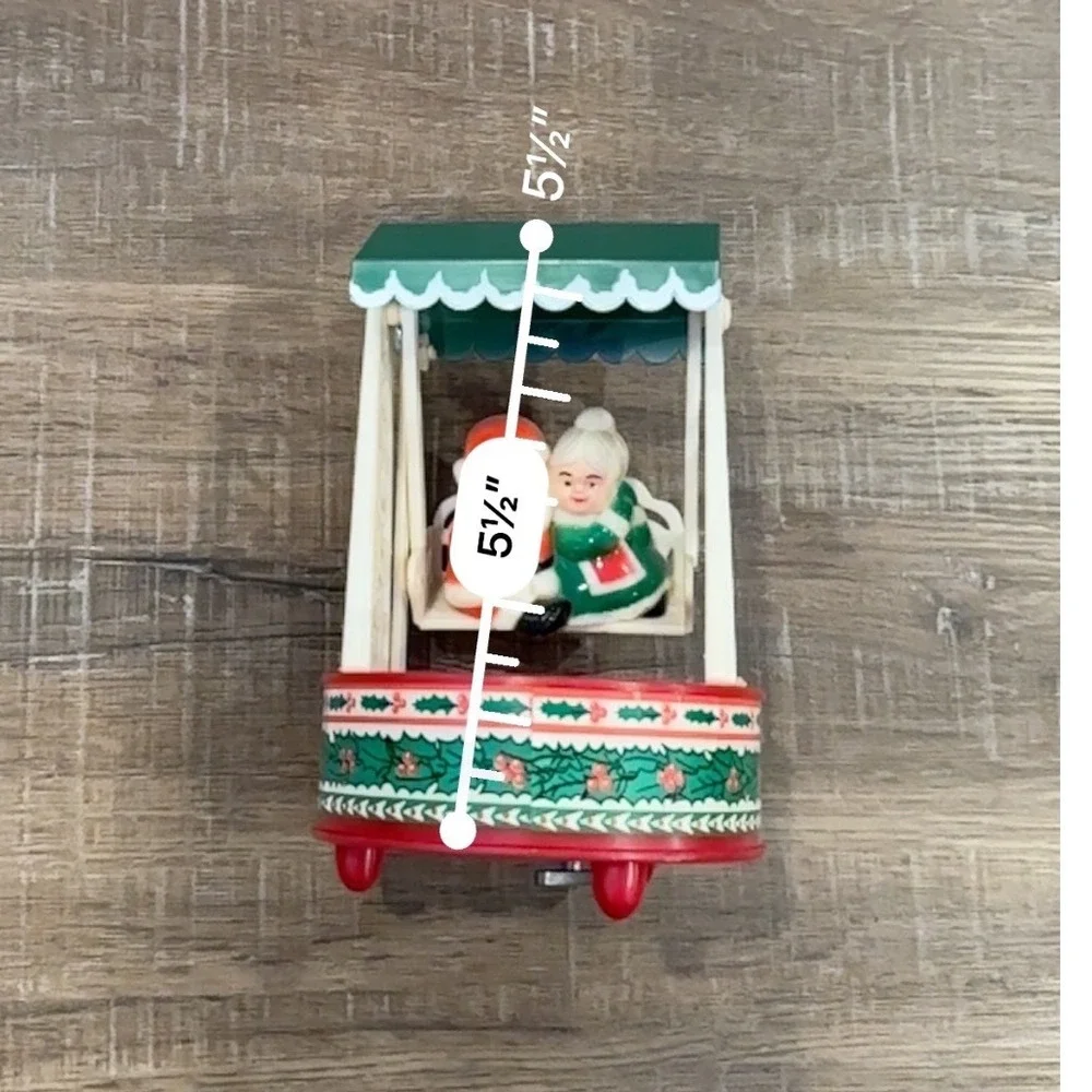 Vintage 1979 Yuletide Enterprises Santa Mrs Claus Swing Music Box Christmas 2037